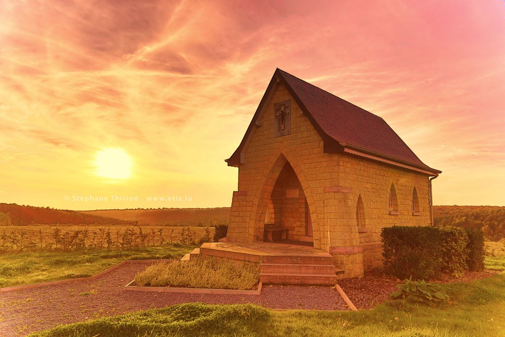 Chapelle et coucher de soleil par St&eacute;phane Thirion photographie Belgique