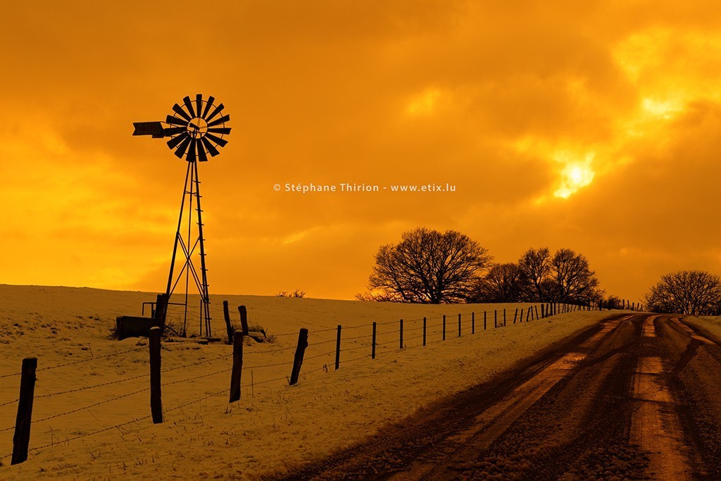 &Eacute;olienne et coucher de soleil en Gaume St&eacute;phane Thirion 