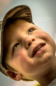 Séance photo enfant - Ného et casquette regard haut par Stéphane Thirion